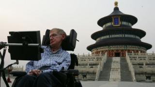 Британский ученый Стивен Хокинг посещает Храм Неба 18 июня 2006 года в Пекине, Китай. По сообщениям государственных СМИ, Хокинг посещает Пекин для участия в Международной конференции по теории струн 2006 года.