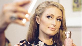 Paris Hilton Selfie çekiyor.