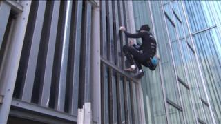"Spiderman francés" escalando el hotel Meliá Barcelona Sky