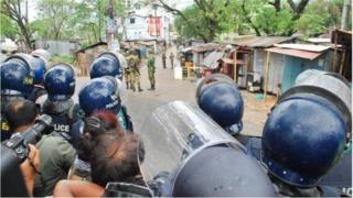 সিলেটে শিববাড়ি এলাকায় অভিযানে পুলিশ সদস্যরা