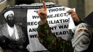 Imagen que muestra una pancarta de seguidores de al Muhajiroun