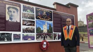 victor wray laying wreath in londonderry