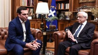 Çipras (solda), Cumhurbaşkanı Prokopis Pavlopulos'a parlamentonun feshedilmesi ve seçimlerin erkene çekilmesi kararını sundu.