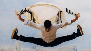 Miki Chayat conta como paixão por movimentos que enxergou na infância o levou a abrir escola de capoeira para judeus ultraortodoxos em Israel.