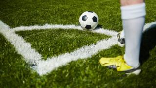 Jogador de futebol se preparara para bater escanteio