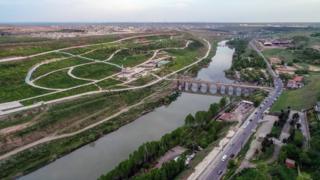 Diyarbakır'da Dicle nehrinin tepeden çekilmiş bir fotoğrafı.