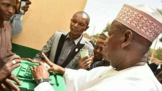 Gwamna Ganduje yayin da yake kada kuri'a