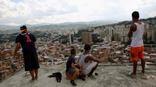 Un grupo de jóvenes en Petare