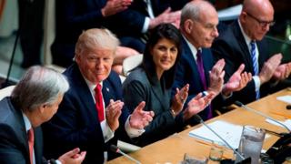 Trump aplaudiendo junto a parte de su equipo de gobierno.