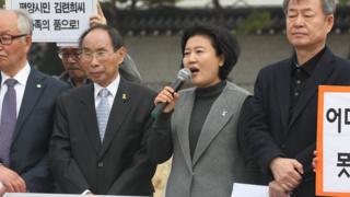 탈북민 김련희 씨와 한국진보연대 등 시민단체 회원들이 지난 3월 서울 종로구 청와대 분수대 앞에서 '김련희 평양시민과 북 해외 식당 종업원 송환 촉구 기자회견을 가졌다