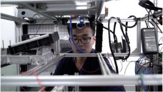 2016年,徐俊杰创立了一家主要为工业用车生产电子录音设备的创业公司。