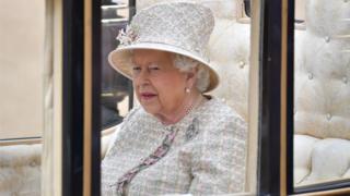 La reina Isabel II durante la ceremonia de Trooping the Color en Horse Guards Parade en el centro de Londres, mientras celebra su cumpleaños oficial
