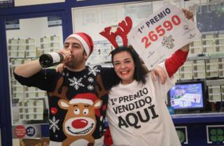 Pareja celebra la venta del número ganador del primer premio