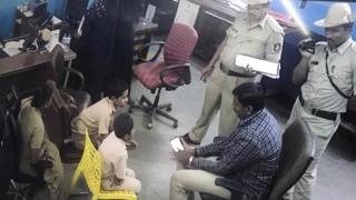 স্কুল ছাত্রদের একটানা জেরা করে চলেছে পুলিশ