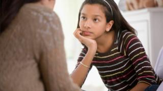 Mujer hablando con su hija