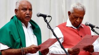 मुख्यमंत्री पद की शपथ लेते हुए बीएस येदियुरप्पा