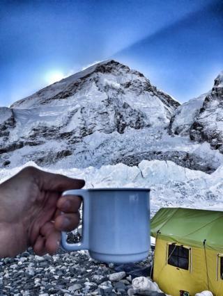 نیپال  ایورسٹ پر بسا ’خیموں کا شہر‘  106853558 everest base camp coffee kenton cool