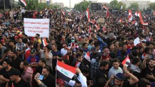 آلاف العراقيين يكسرون حظر تجول أعلنته السلطات في بغداد