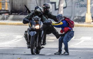 Homem é agredido por forças de segurança
