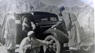 Старики-памирцы впервые увидели автомобиль.