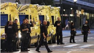 ワゴン車による攻撃で歩行者13人以上が死亡したバルセロナのランブラス通りに集まった救急車(17日)
