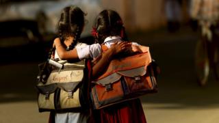 தமிழக மாணவர்களுக்கு புத்தக சுமை இனி இல்லை, வருகிறது கையடக்க கூட்டணி