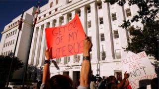 Учасники акції протесту проти заокну про аборти перед урядовою будівлею