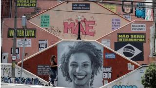 Muro com foto de Marielle Franco