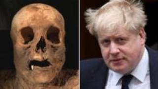 Mumyalanan kadın ve Boris Johnson