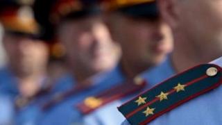 Президент А. Атамбаев өткөн жылы Кашкар Жунушалиев ИИМди жетектеп турганда милиция кызматкерелерине батирлерди тапшырып жатып, милициянын айрым жеткчилери да мыйзамсыз иштерге аралашканын мисал келтирип, реформа кечеңдеп жатканын катуу сынга алган эле.