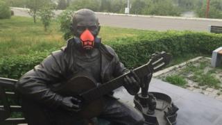 Памятники в респираторах