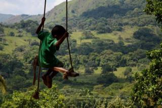 Niño en un columpio