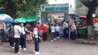 ঢাকার একটি স্কুলের সামনের দৃশ্য।