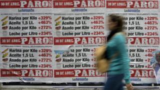 cartaz na argentina criticando aumento dos preços