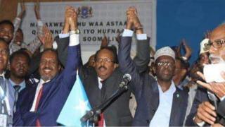 Rais Farmajo akishikana na marais walioondoka Sheikh Sharif na Hassan Sheikh Ahmed