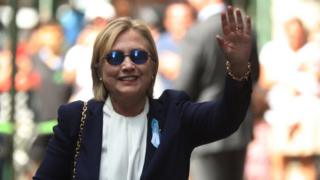 Bi Clinton akiwapungia mkono wanahabari baada ya kuondoka nyumbani kwa bintiye Jumapili