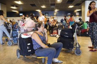 mexicanos varados en el aeropuerto de Madrid-Barajas