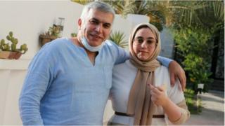 الناشط الحقوقي نبيل رجب مع ابنته بعد إطلاق سراحه