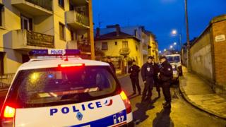 La police française encercle une maison à Toulouse lors de l'arrestation de Mohamed Merah en 2012 (illustration).