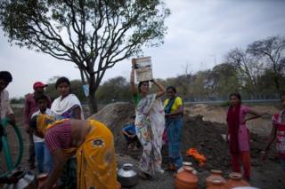 Женщины стоят в очереди, чтобы собрать воду в Латуре, Махараштра