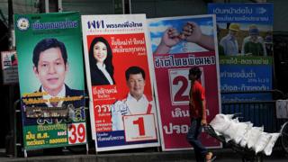 ป้ายหาเสียงเลือกตั้งของพรรคการเมืองต่างๆ ในการเลือกตั้งทั่วไปปี 2554