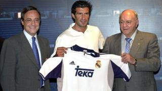 Luis Figo junto a Florentino Pérez y Alfredo di Stéfano