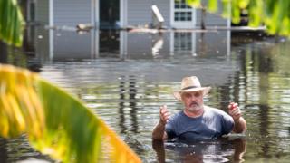 Hombre con el agua a la altura del pecho en Carolina del Sur tras el huracán Florence en setiembre de 2018