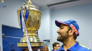 रोहित शर्मा IPL 2019 ट्रॉफीसह