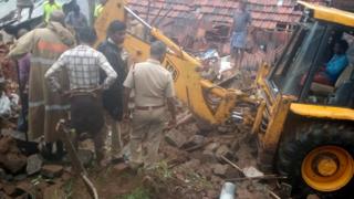 மேட்டுப்பாளையம் அருகே மழையால் இடிந்த வீடுகளின் இடிபாடுகளை அகற்றும் மண்வாரி இயந்திரம்.