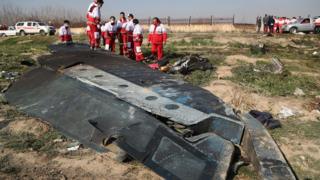 Restos del avión de Ukraine International derribado