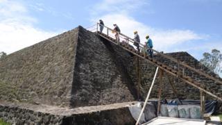 Arqueólogos investigan en la pirámide de Teopanzolco
