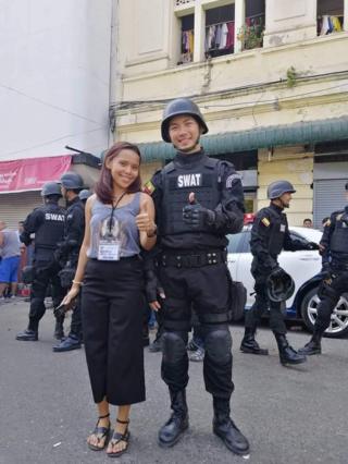 SWAT အထူး တိုက်ခိုက်ရေး ရဲတပ်ဝင်အဖြစ် ပါဝင်သူ တစ်ယောက်နဲ့ အတူ တွေ့ရတဲ့ ဒီဇိုင်နာ