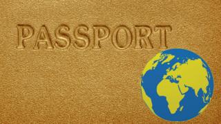 Pasaporte dorado y globo terrestre.