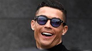 Ronaldo tout sourire, à sa sortie du tribunal où il a été jugé ce 22 janvier 2019, à Madrid.